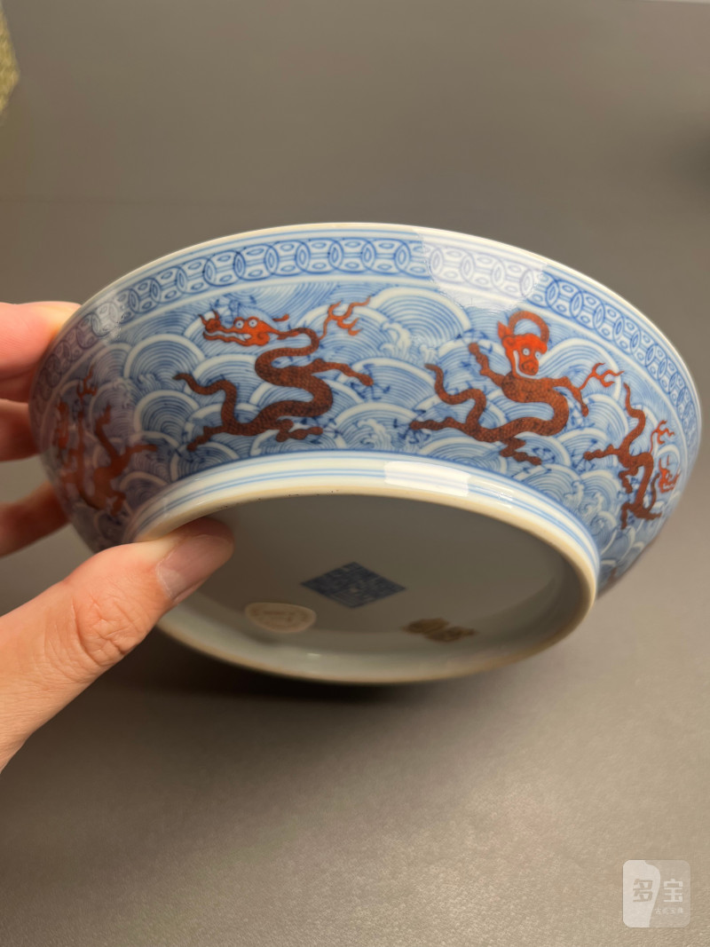 清乾隆  青花矾红九龙闹海图盘 - 图11
